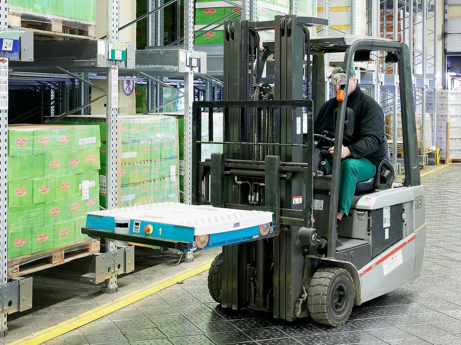 Ein Stapler bringt ein BITO-Shuttle zu seinem Eisatzort