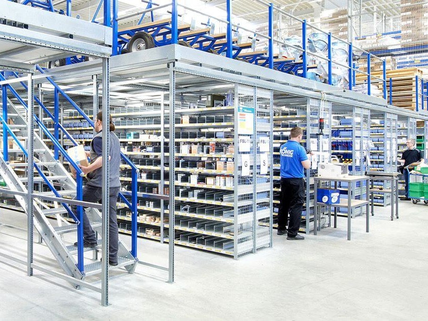 Regały przepływowe do ładunków drobnicowych BITO Eine Mehrgeschossanlage in Betrieb.