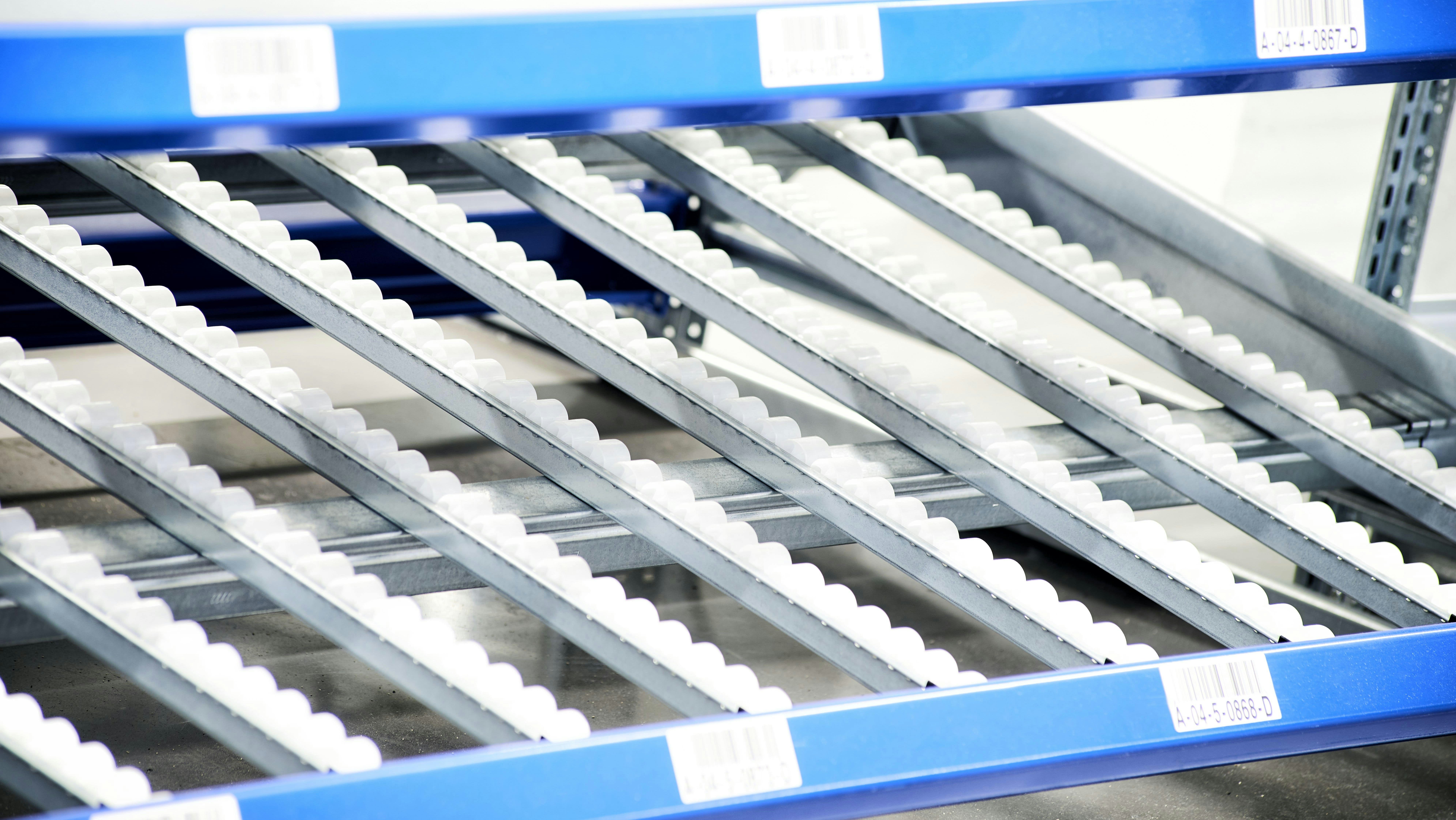 BITO Stückgutdurchlaufregal Nahaufnahme der Fördertechnik an einem BITO Regal.