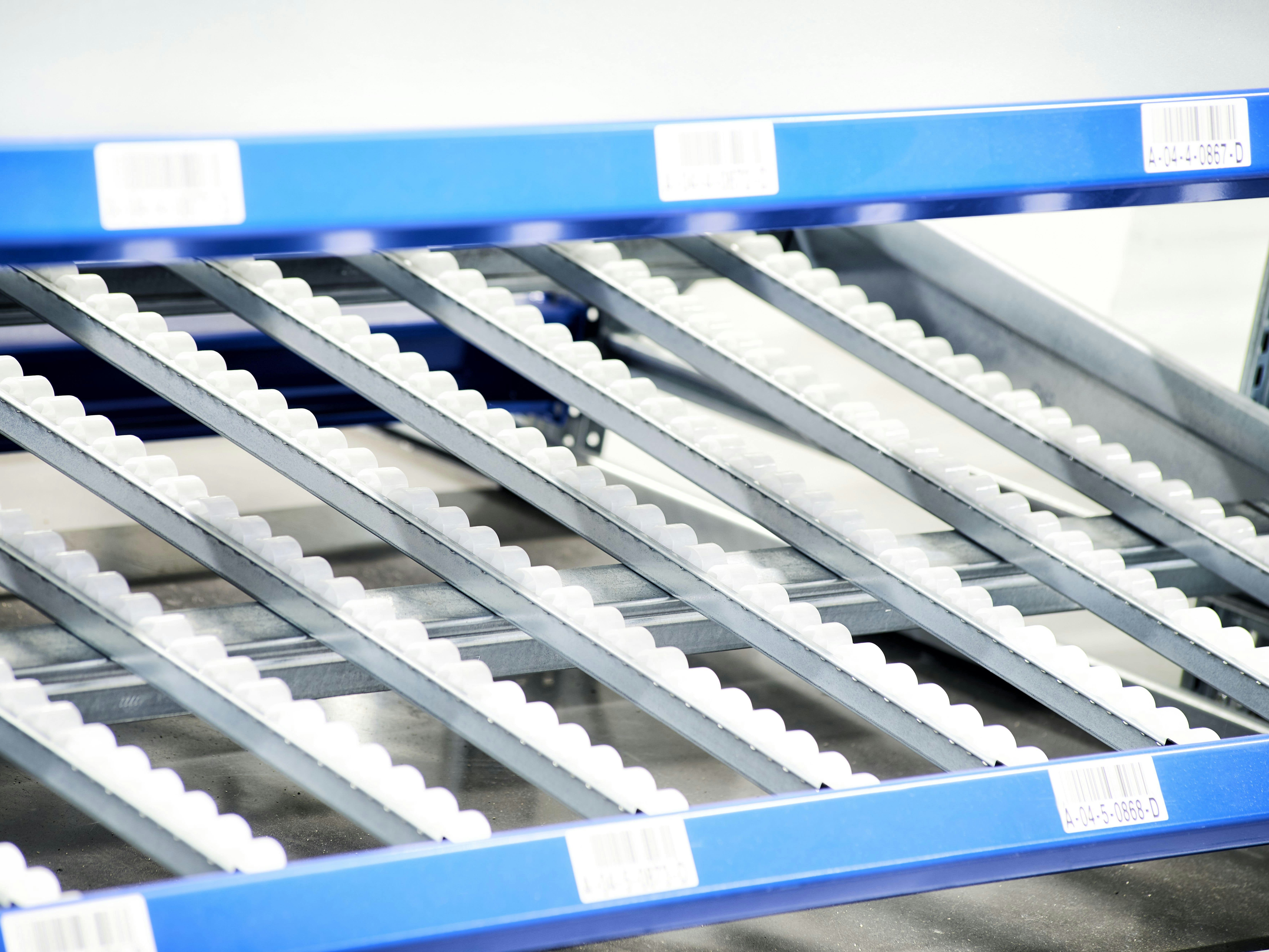Rayonnages dynamiques colis BITO Nahaufnahme der Fördertechnik an einem BITO Regal.