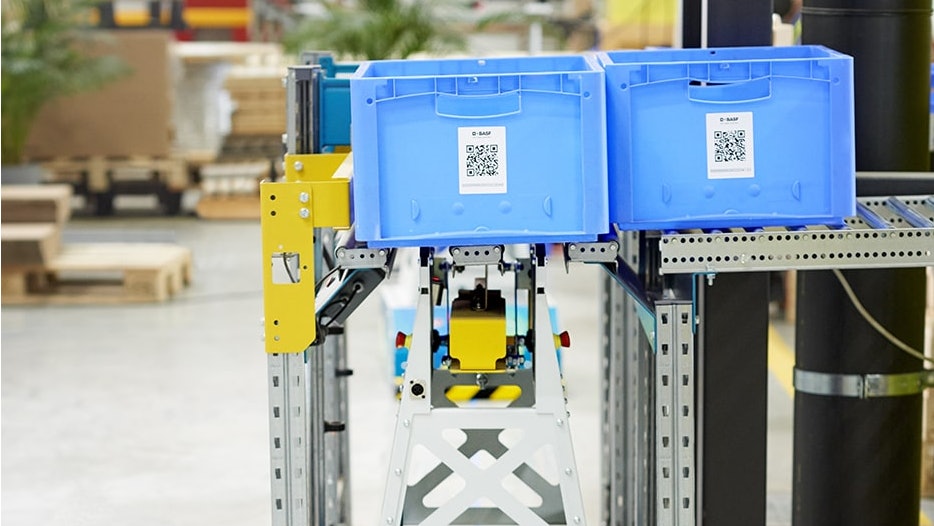 BITO LEO Ein LEO der an der Übergabestation einen neuen Behälter aufnimmt.