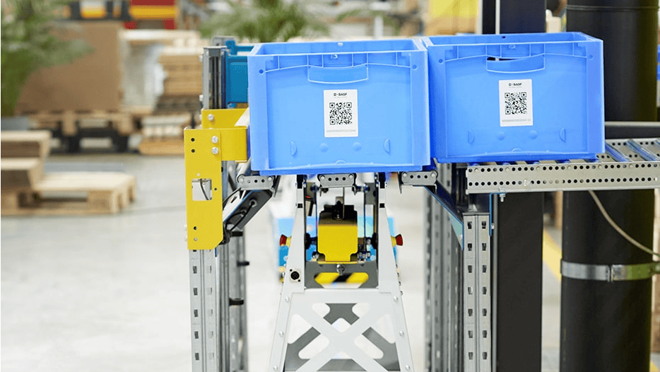 BITO LEO Ein LEO der an der Übergabestation einen neuen Behälter aufnimmt.