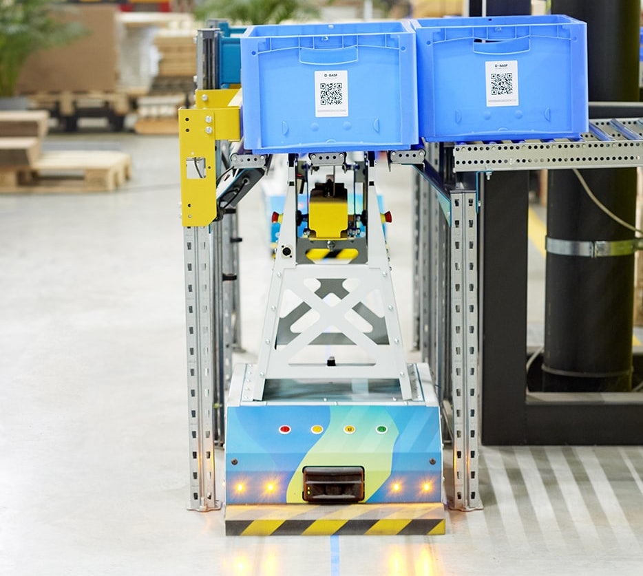 BITO LEO Ein LEO der an der Übergabestation einen neuen Behälter aufnimmt.