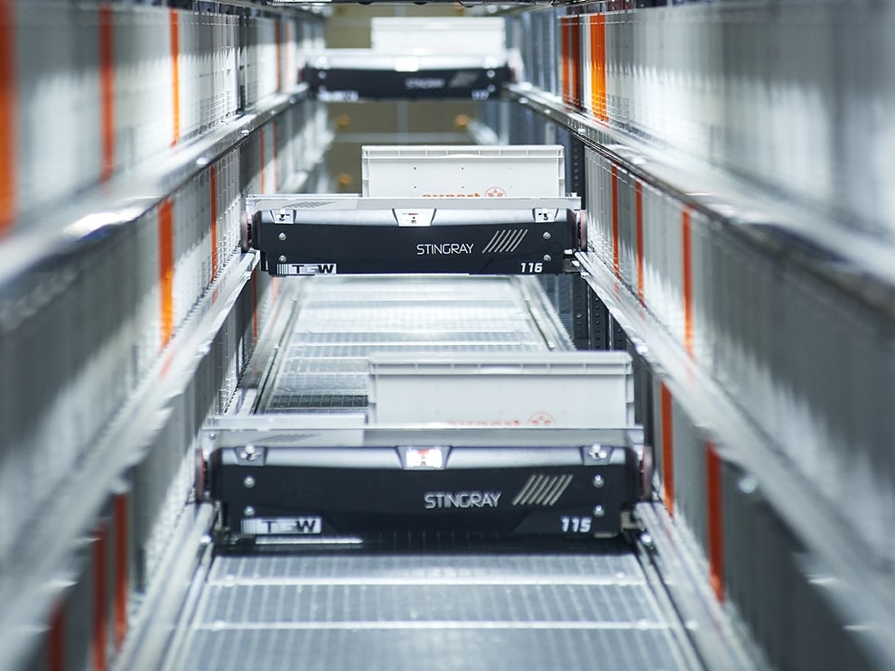 Pojemniki BITO XLmotion Mehrere Shuttles fahren durch ein Regal