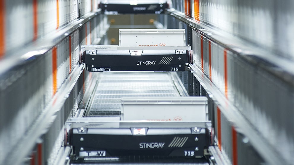 BITO XL Motion Mehrere Shuttles fahren durch ein Regal