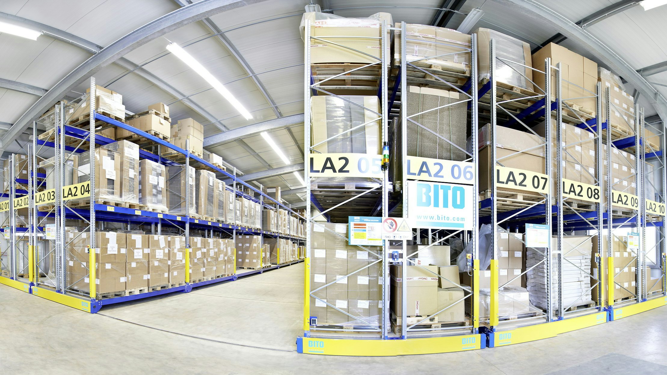 Estanterías dinámicas PROmobile Ein Weitwinkelbild von BITO Regalsystemen in einer Lagerhalle.