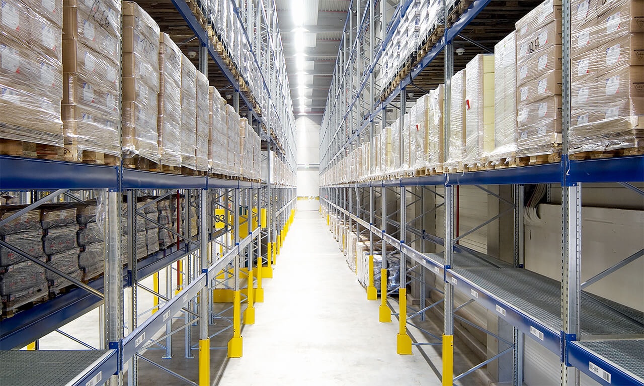 Die BITO Palettenregale stehen in einer Lagerhalle.