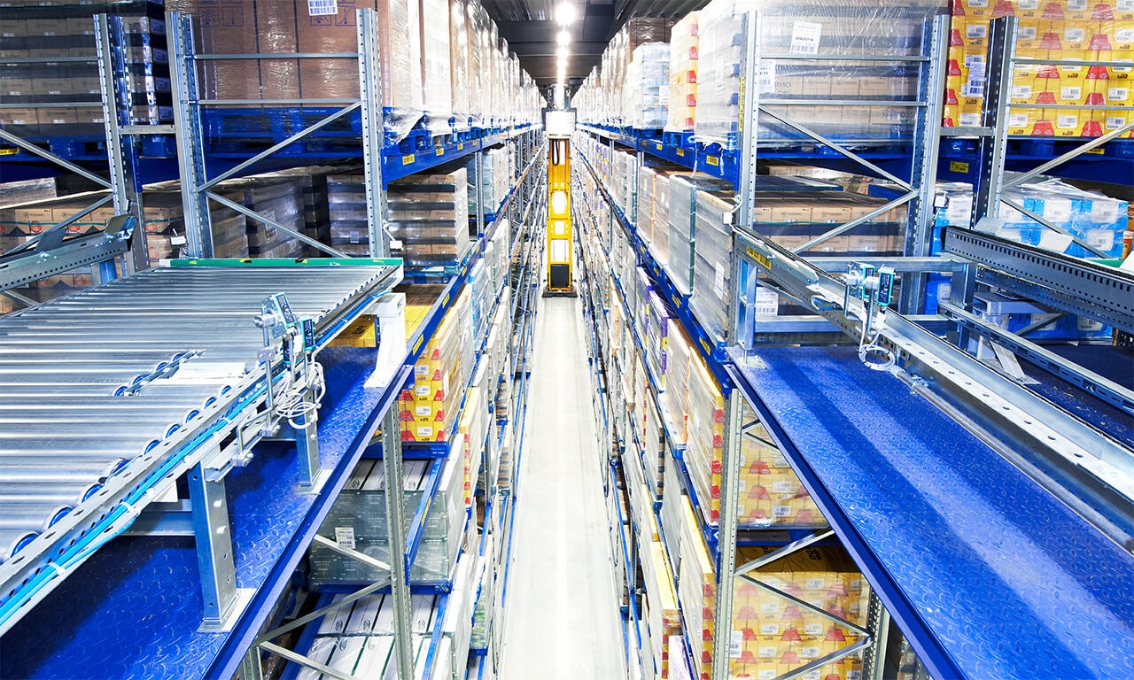 Palettenregale von BITO mit auf Paletten gestapelten Produkten von der obersten Etage fotografiert.