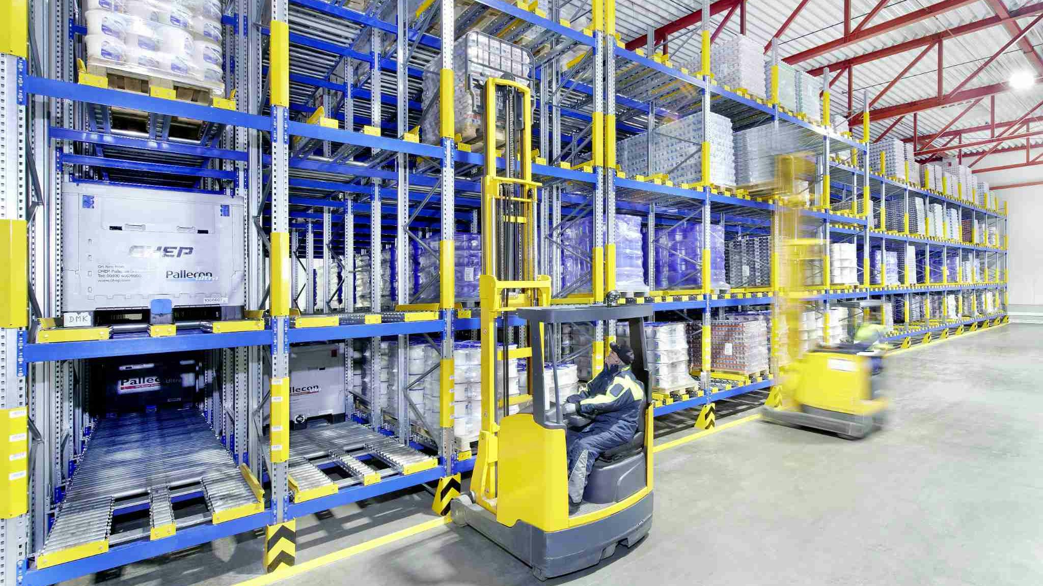 Estanterías dinámicas para palets BITO Stapler holen Produkte auf Paletten aus der dritten Etage eines BITO Regalsystems.