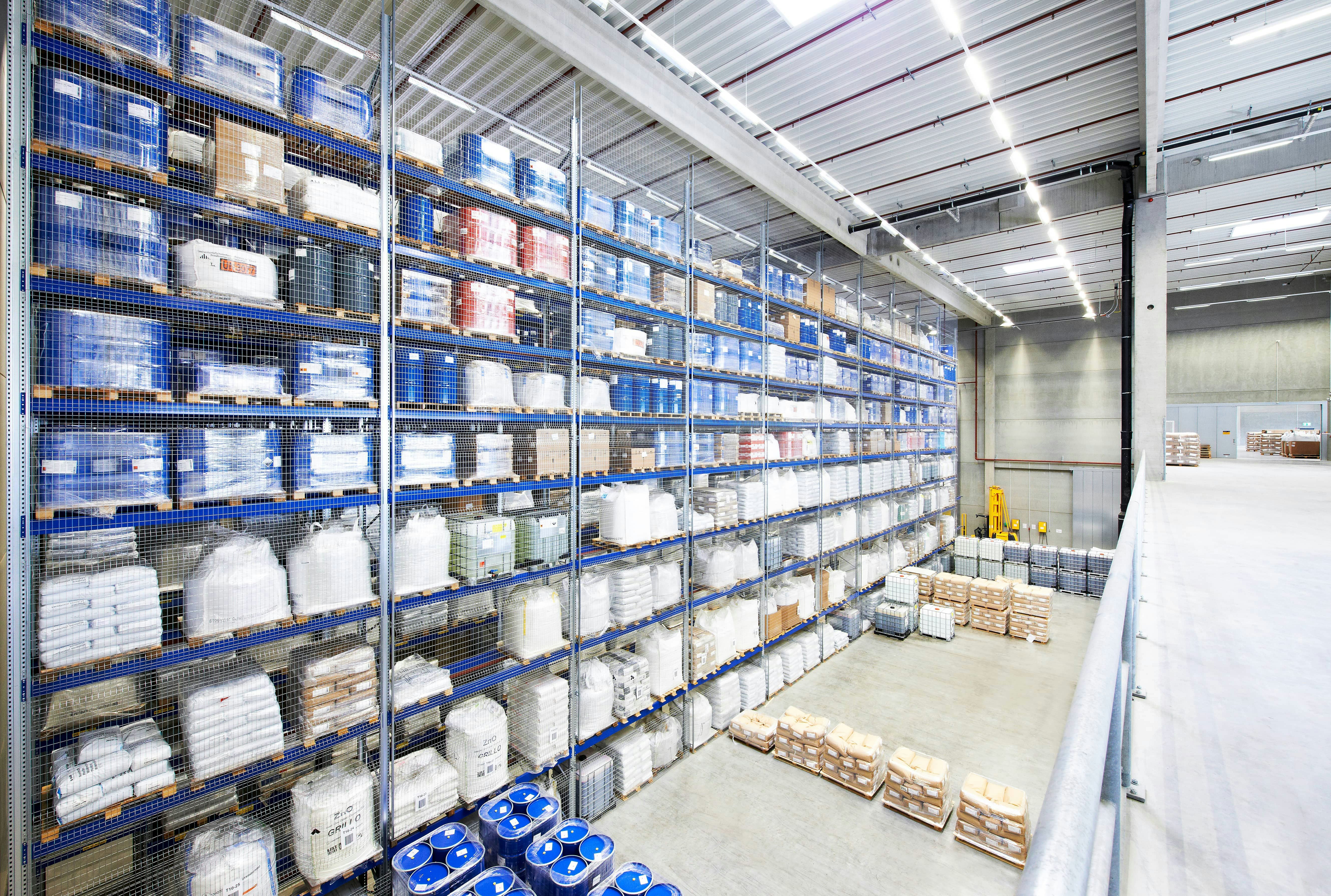 Rayonnage dynamique palettes BITO Ein volles BITO Lagerregal von hinten. Paletten mit Produkten stehen davor auf dem Boden.