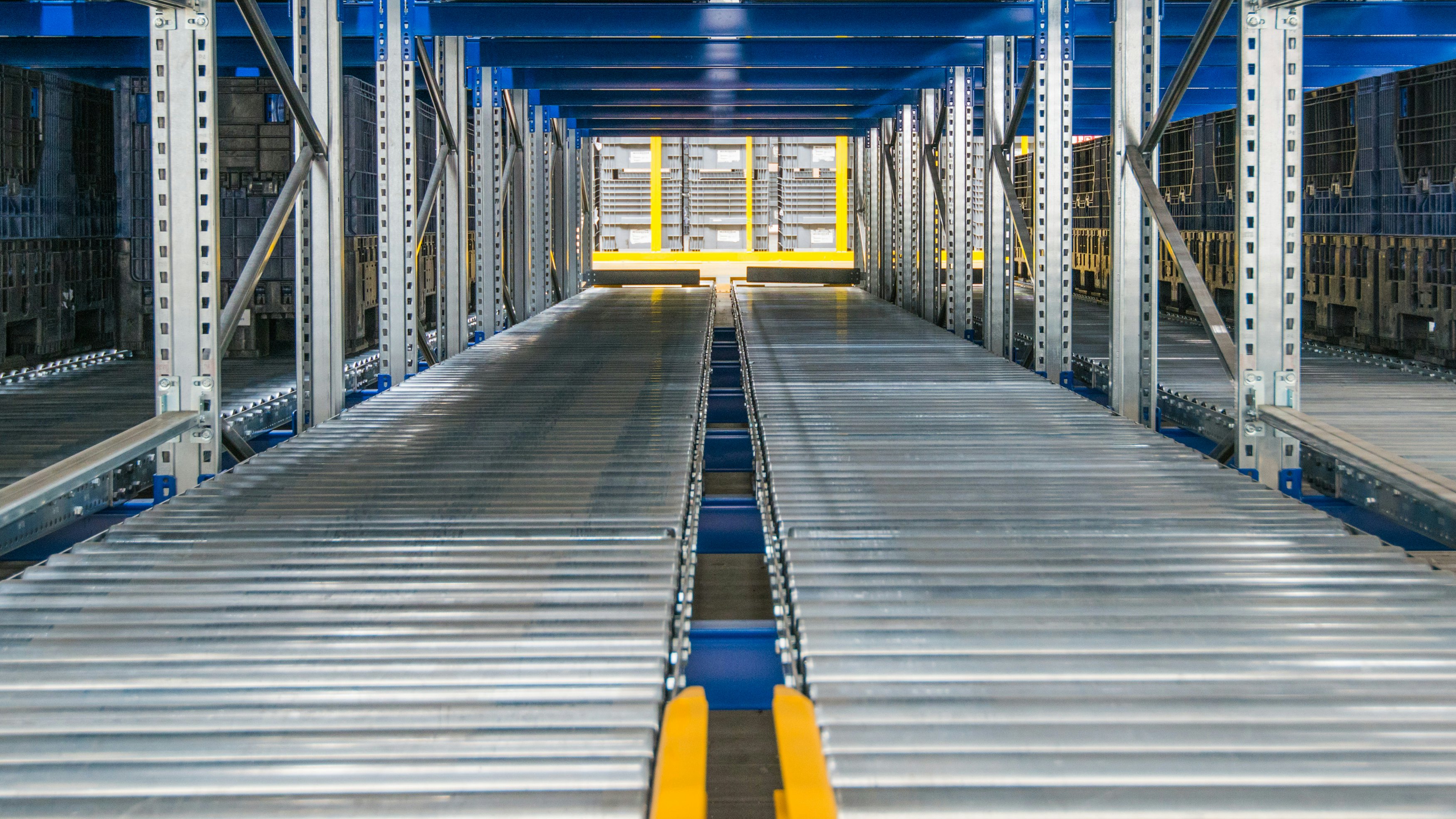 Rayonnages dynamiques palettes BITO BITO Rollleisten in einem BITO Regalsystem hinein fotografiert.