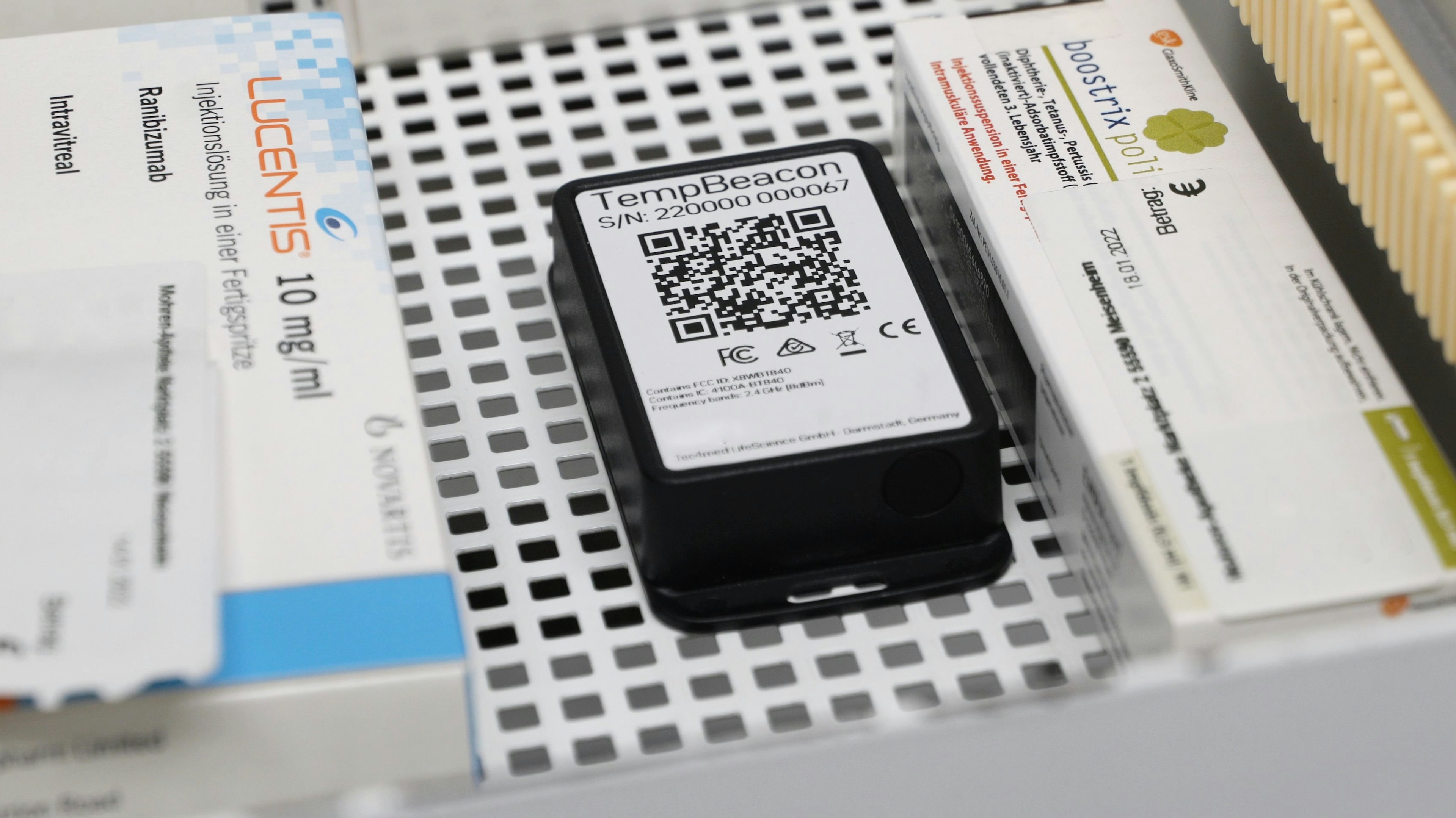 BITO SmartBeacon Ein Temperaturlogger mit QR Code liegt neben Medikamenten im Kühlschrank.
