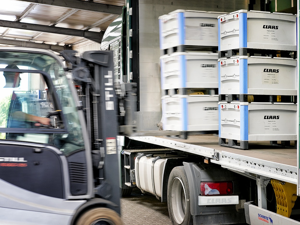 Pojemniki SL86 o dużej pojemności Ein Stapler verlädt gestapelte BITO Behälter, mit der Aufschrift Claas, auf einen LKW.