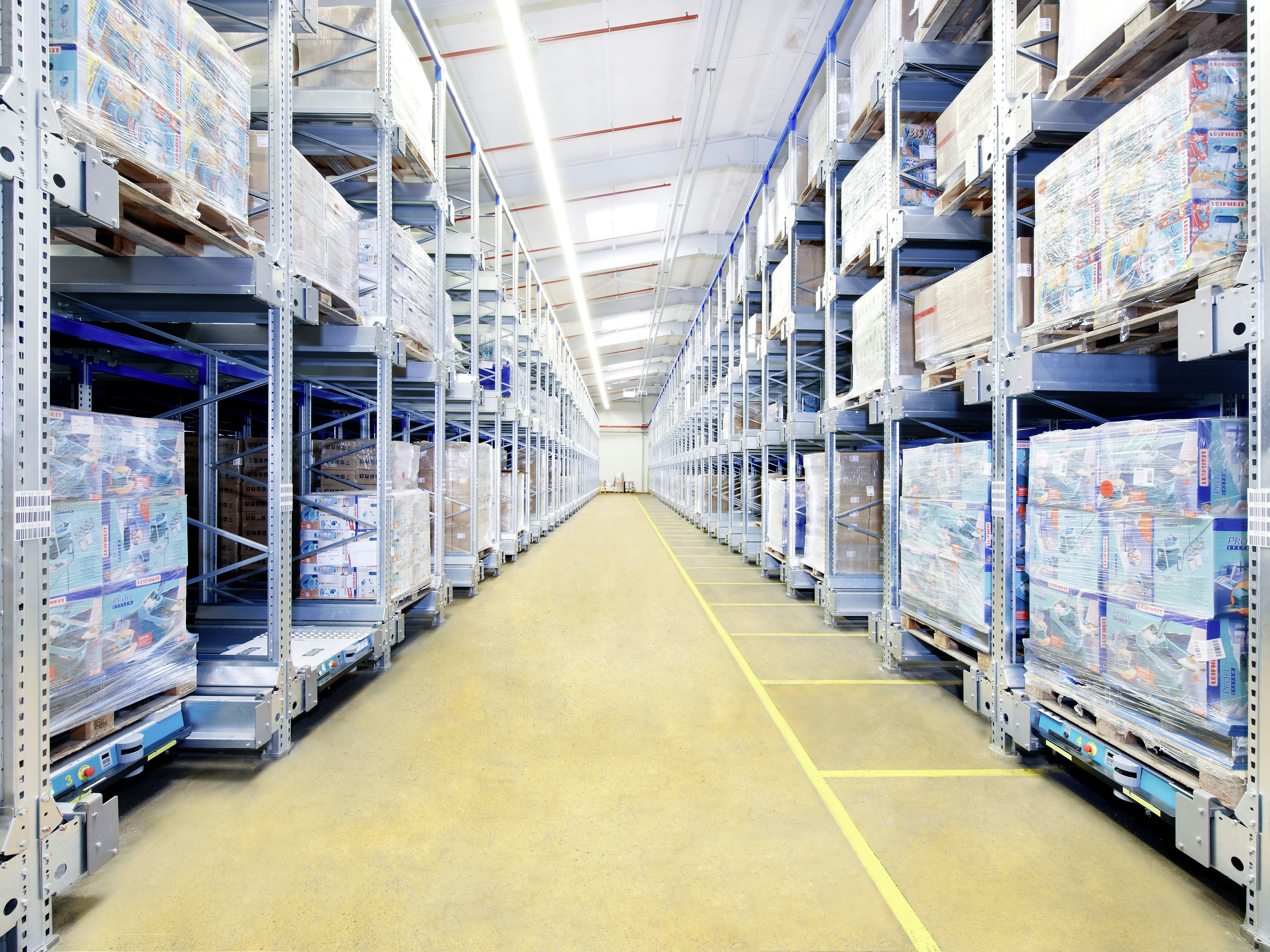 Eine große, längliche Lagerhalle mit Lagerregalen von BITO.