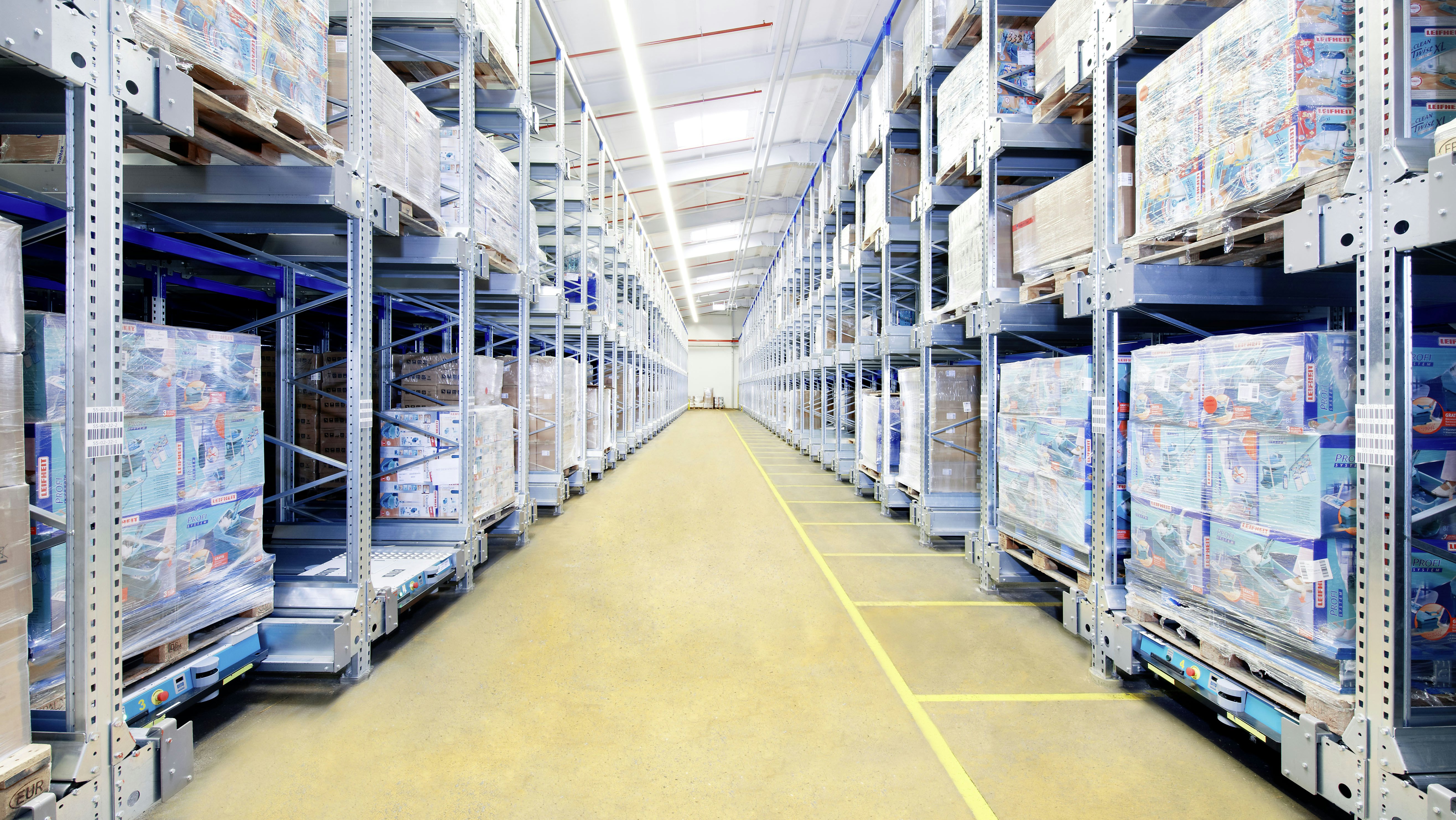 Eine große, längliche Lagerhalle mit Lagerregalen von BITO.