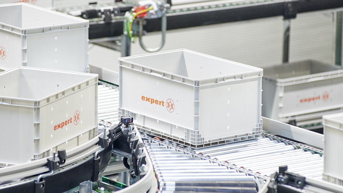 BITO XL Motion BITO Behälter mit der Aufschrift expert werden auf Rollleisten transportiert.