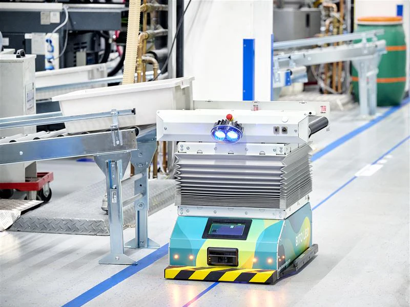 ein Fahrerloses Transportsystem fährt in einer Halle