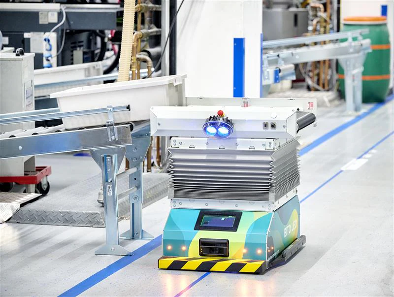 ein Fahrerloses Transportsystem fährt in einer Halle