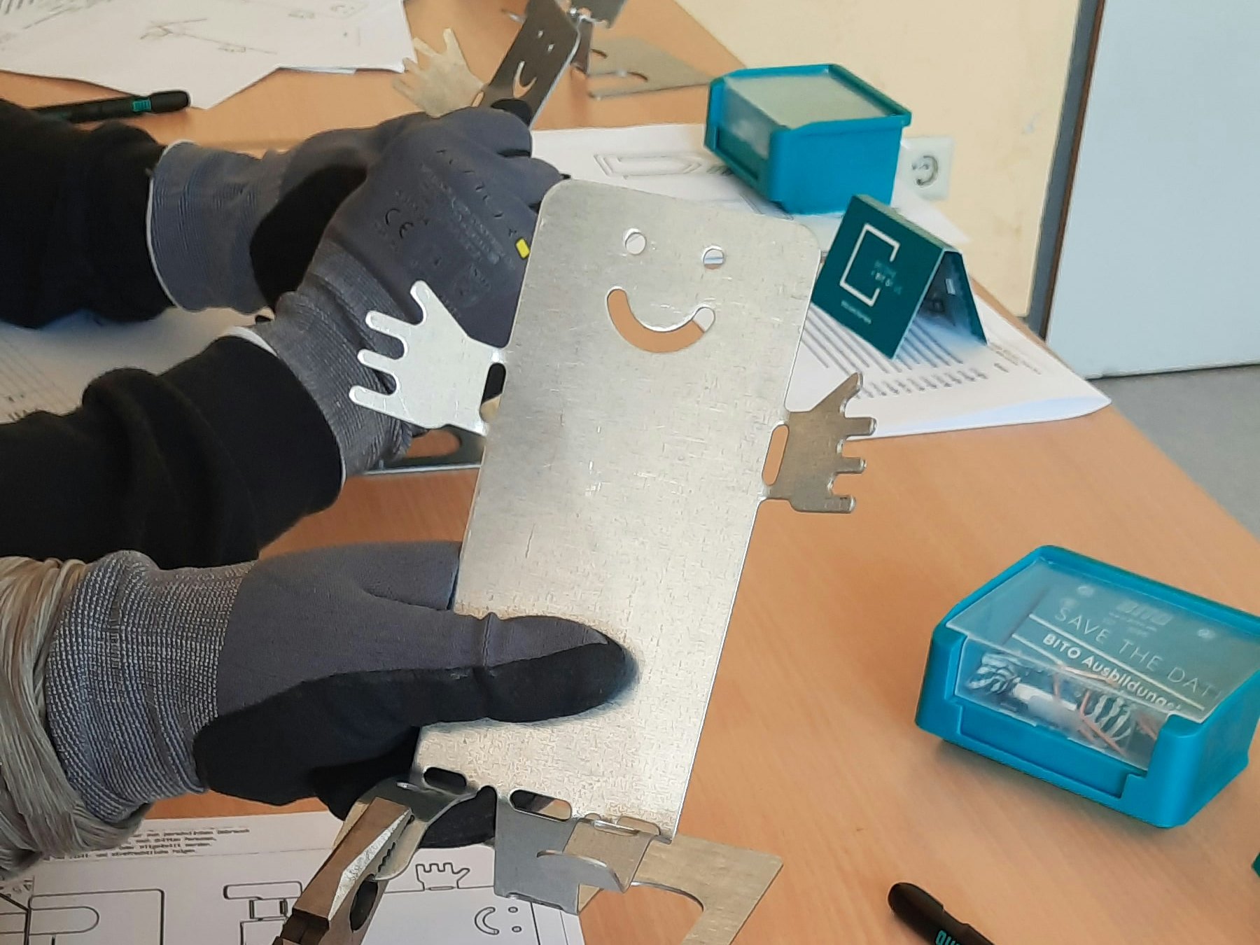 BITO Ausbildungsteam in Kirn bei Blecharbeiten