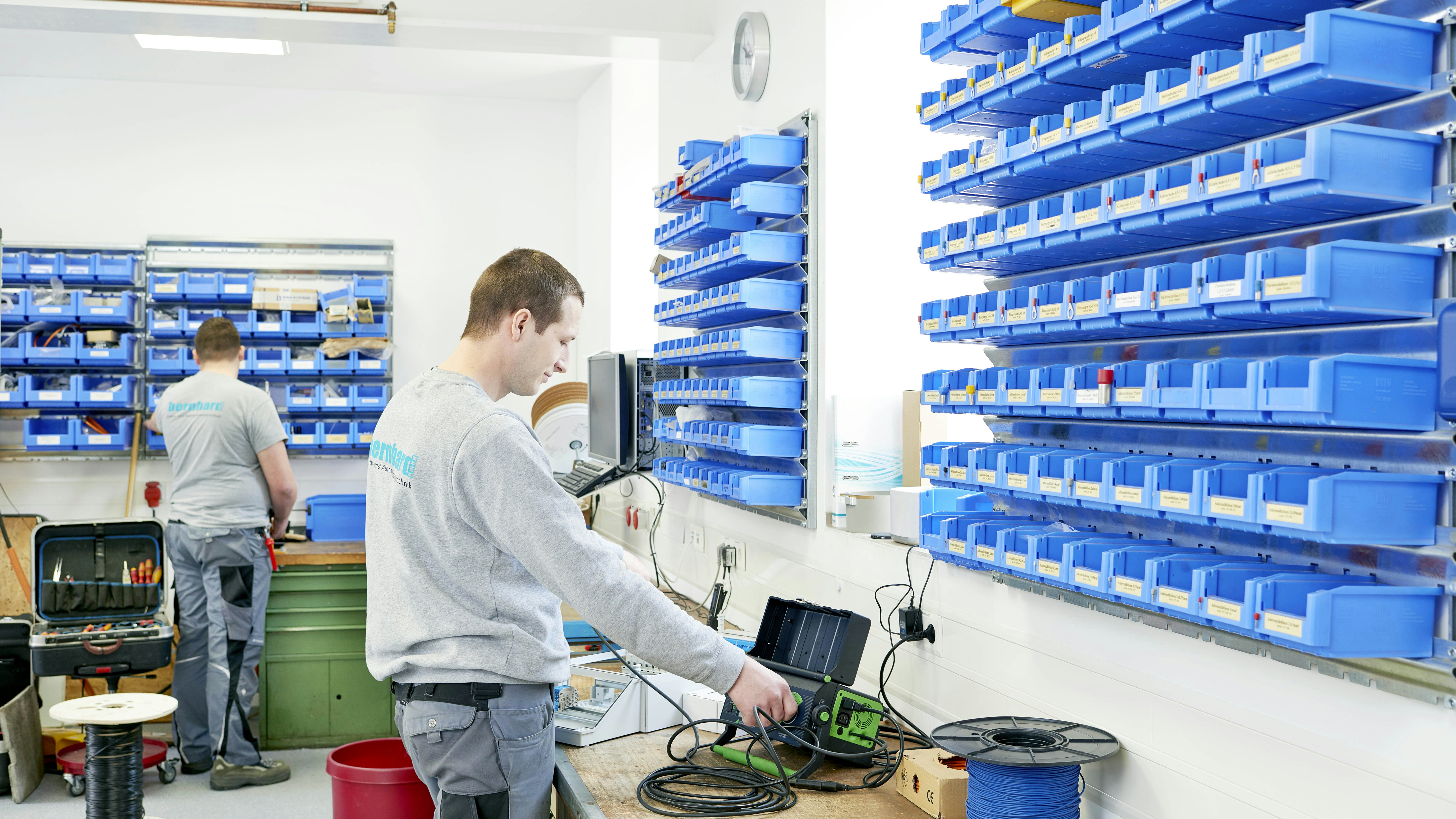 BITO Schlitzplatten zur Wandmontage und eingehängte Sichtlagerkästen zur bestmöglichen Ordnung im Lager.