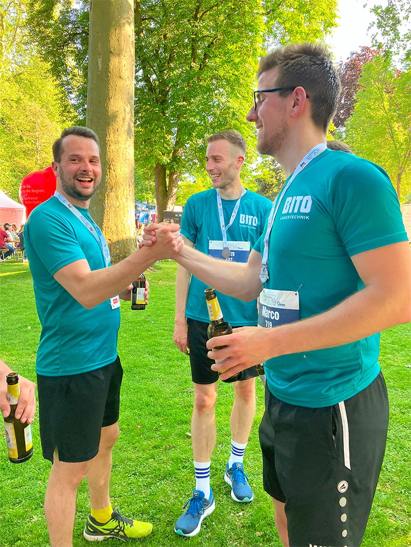 BITO Mitarbeiter bei Firmenlauf 2023 bei der Einnahme isotonischer Getränke