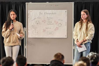 Zwei Junge Damen bei ihrem Vortrag. BITO Klimaschutz beim FSV Mainz05 YoungClimathon