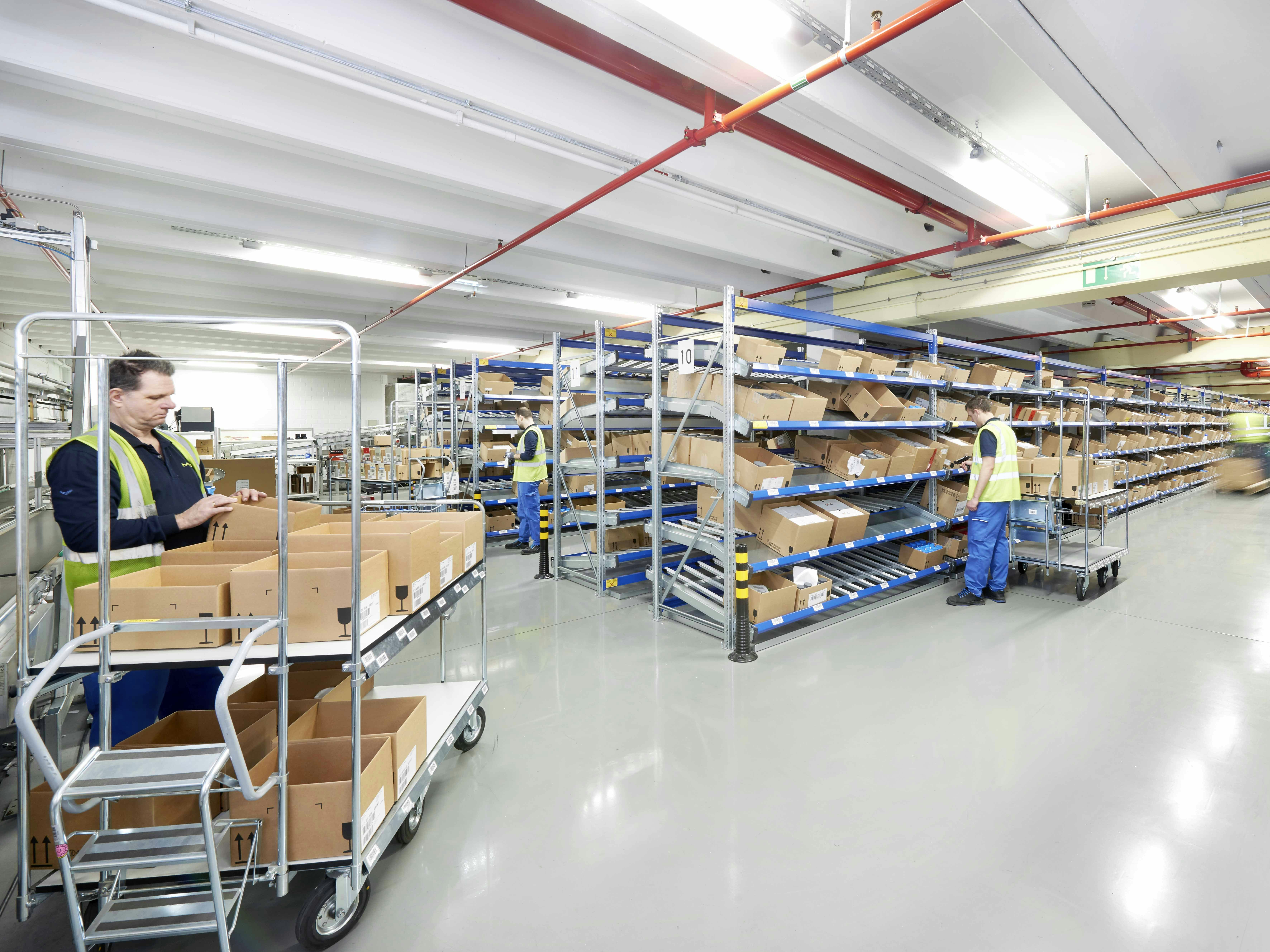 Mitarbeiter an einem BITO Regal mit Sprinkleranlage