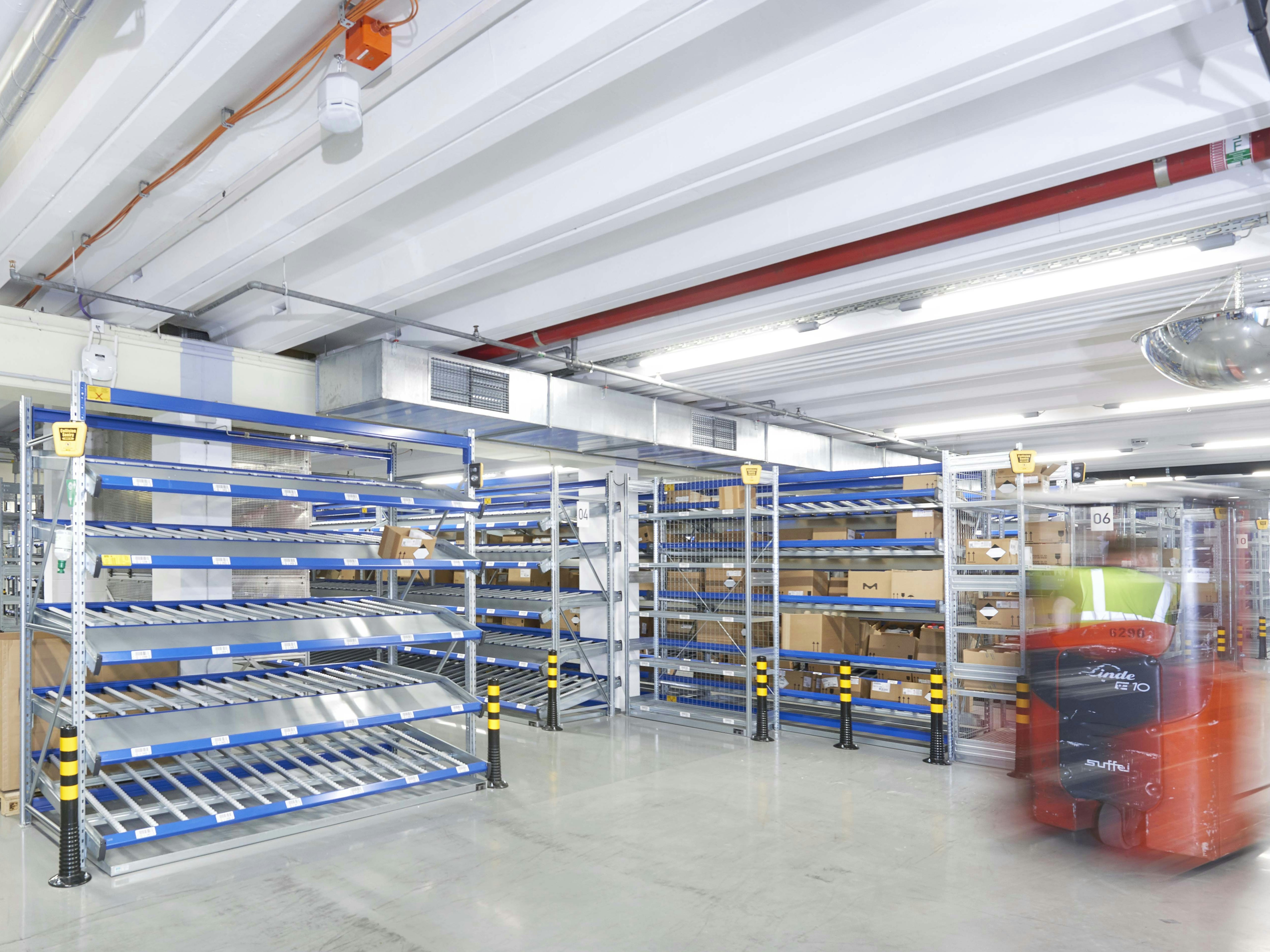 Staplerfahrer an einem BITO Regal mit Sprinkleranlage