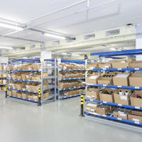 Staplerfahrer an einem BITO Regal mit Sprinkleranlage, diesmal in Weiß