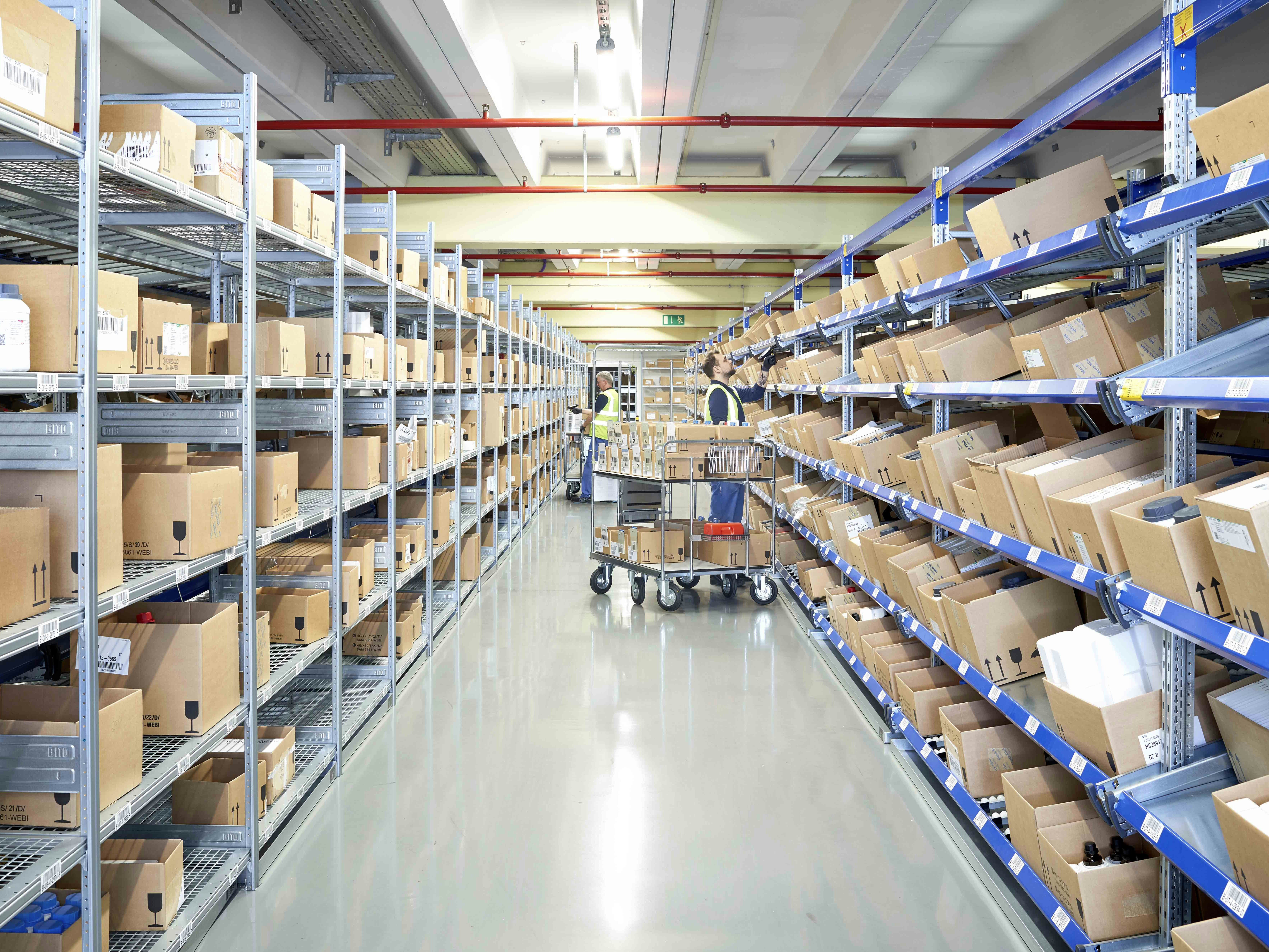 Mitarbeiter beim Einlagern von Ware in ein BITO Regal mit Sprinkleranlage