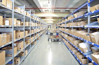 Mitarbeiter beim Einlagern von Ware in ein BITO Regal mit Sprinkleranlage