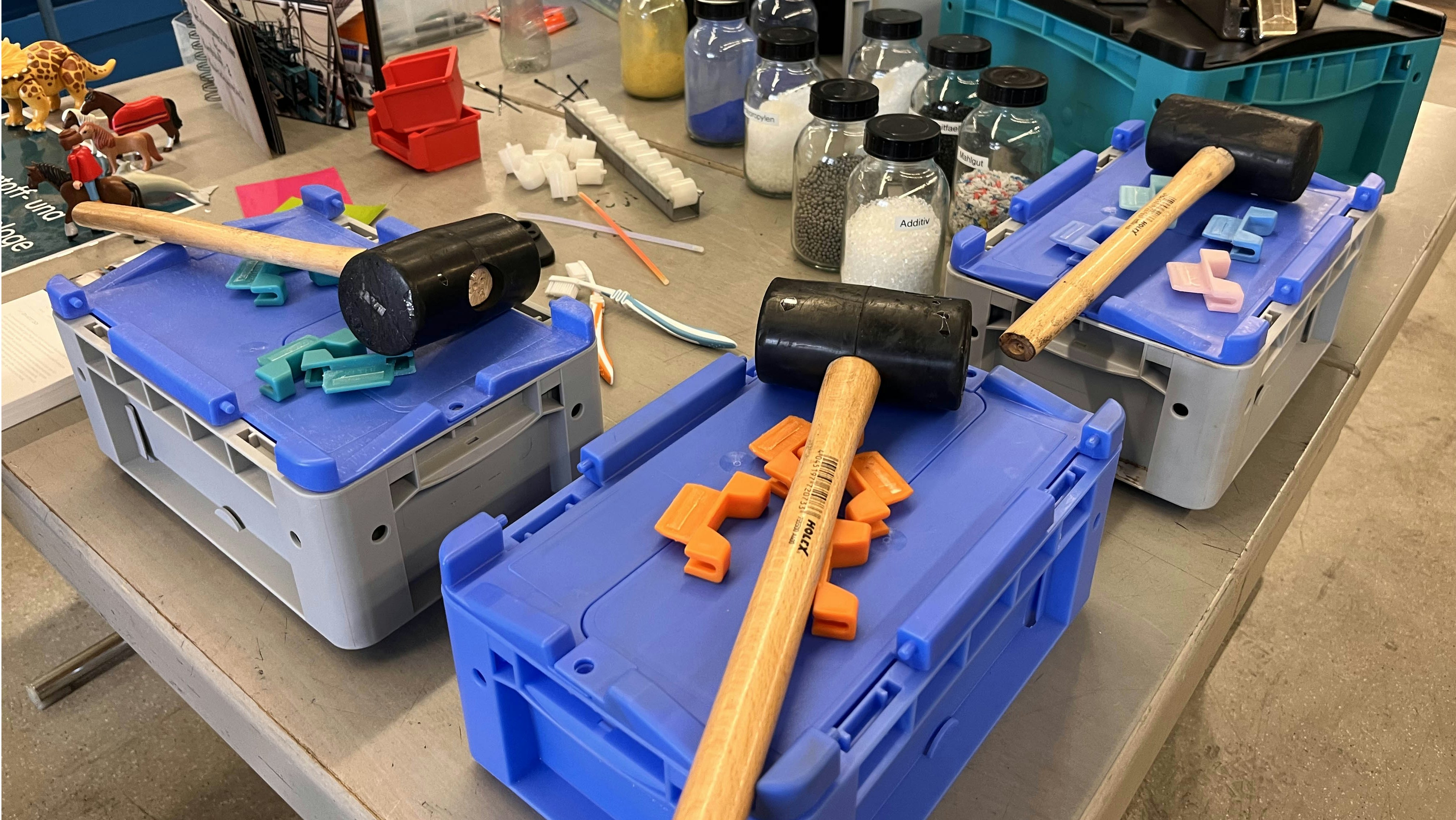 Verschiedene Kunststoffteile und Werkzeuge für praktische Übungen bei BITO