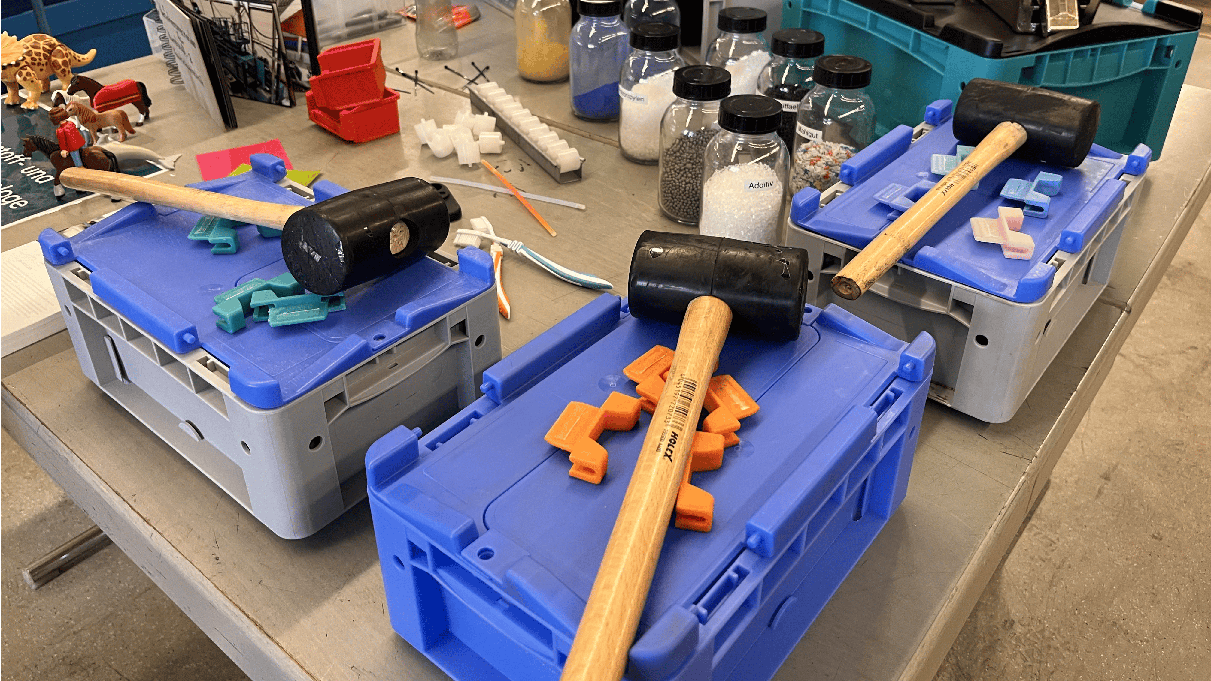 Verschiedene Kunststoffteile und Werkzeuge für praktische Übungen bei BITO