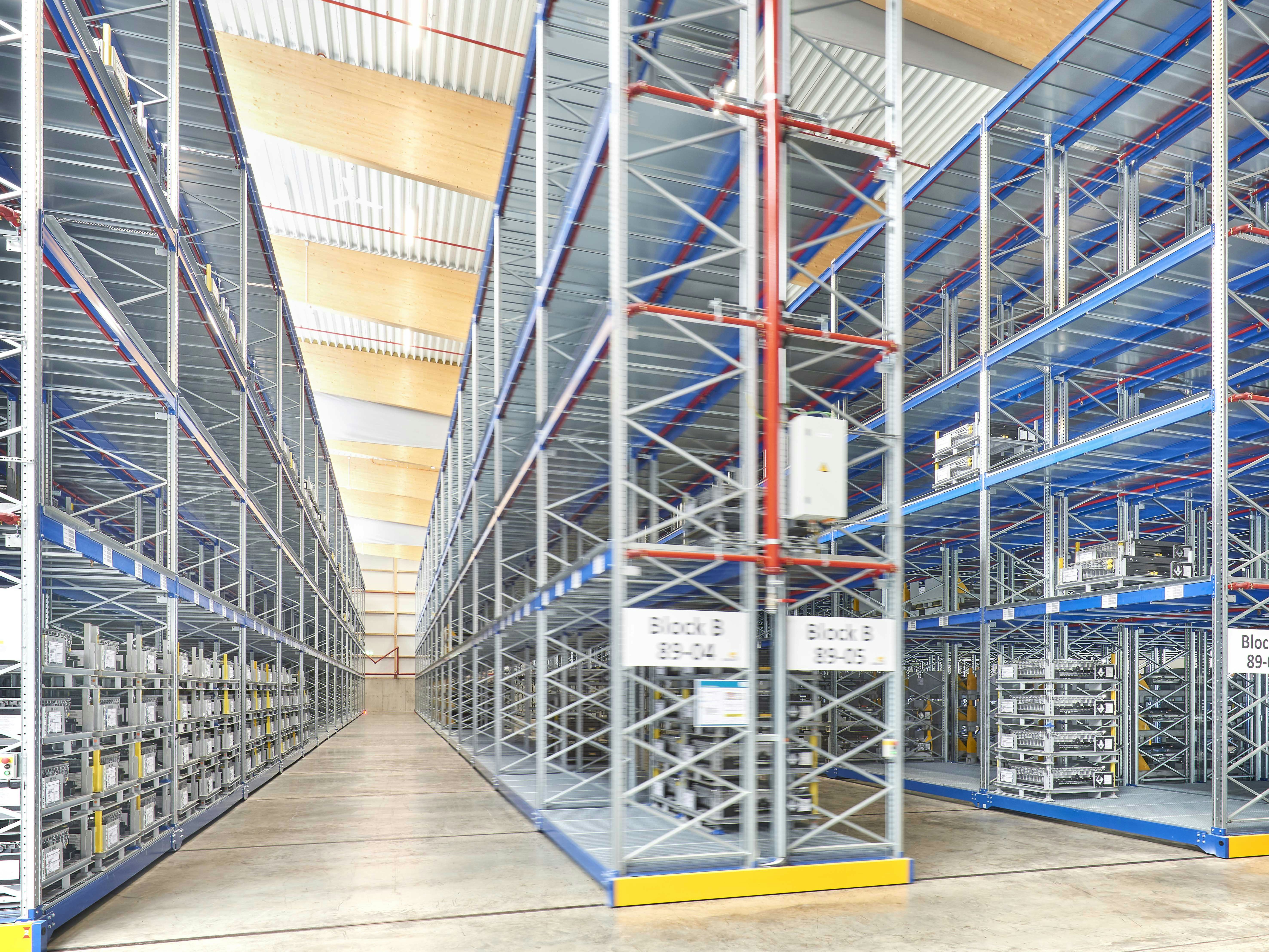 Großes verschiebbares Regal von BITO in Bewegung