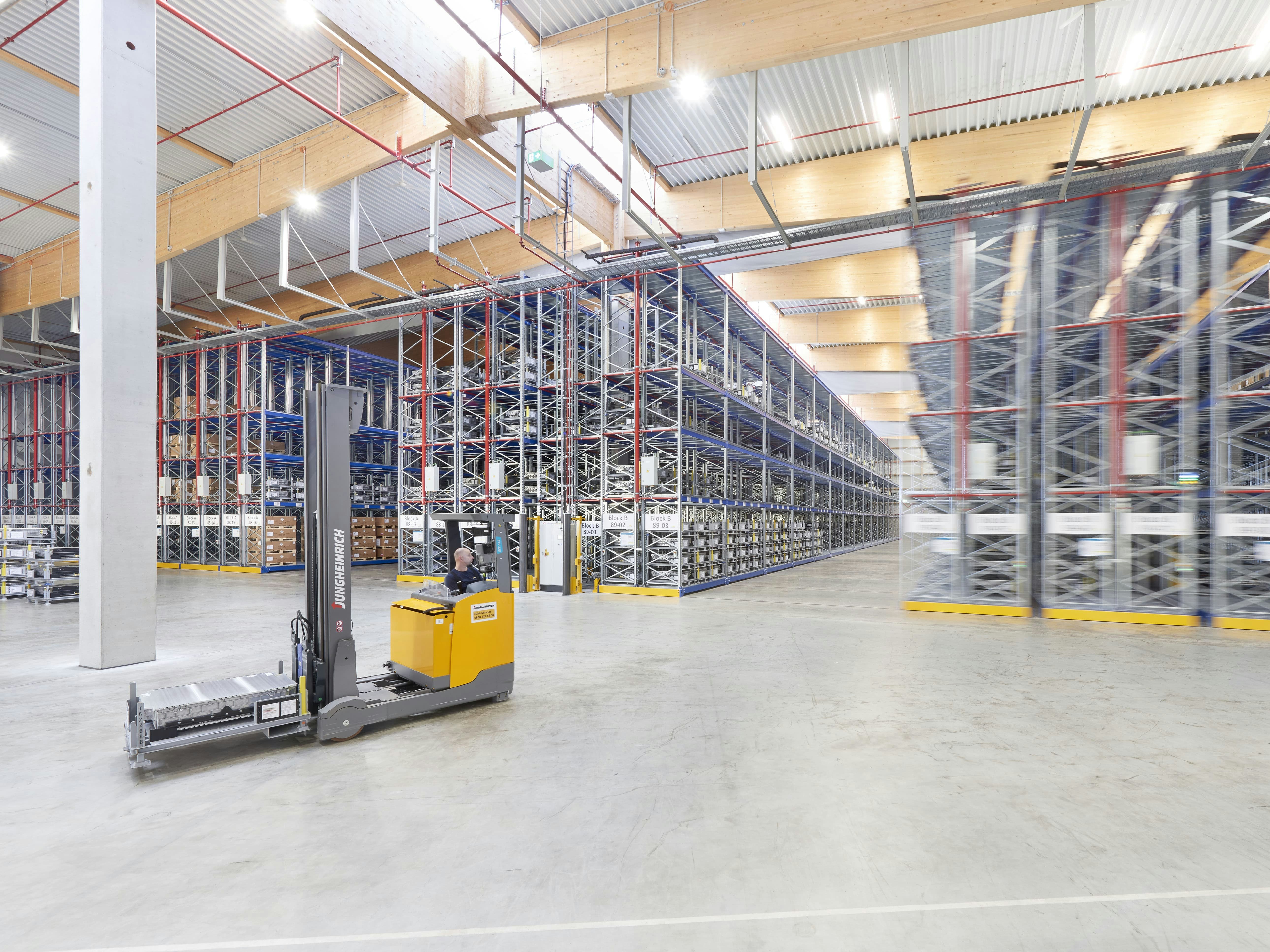 Großes verschiebbares Regal von BITO mehrere Teile in Bewegung