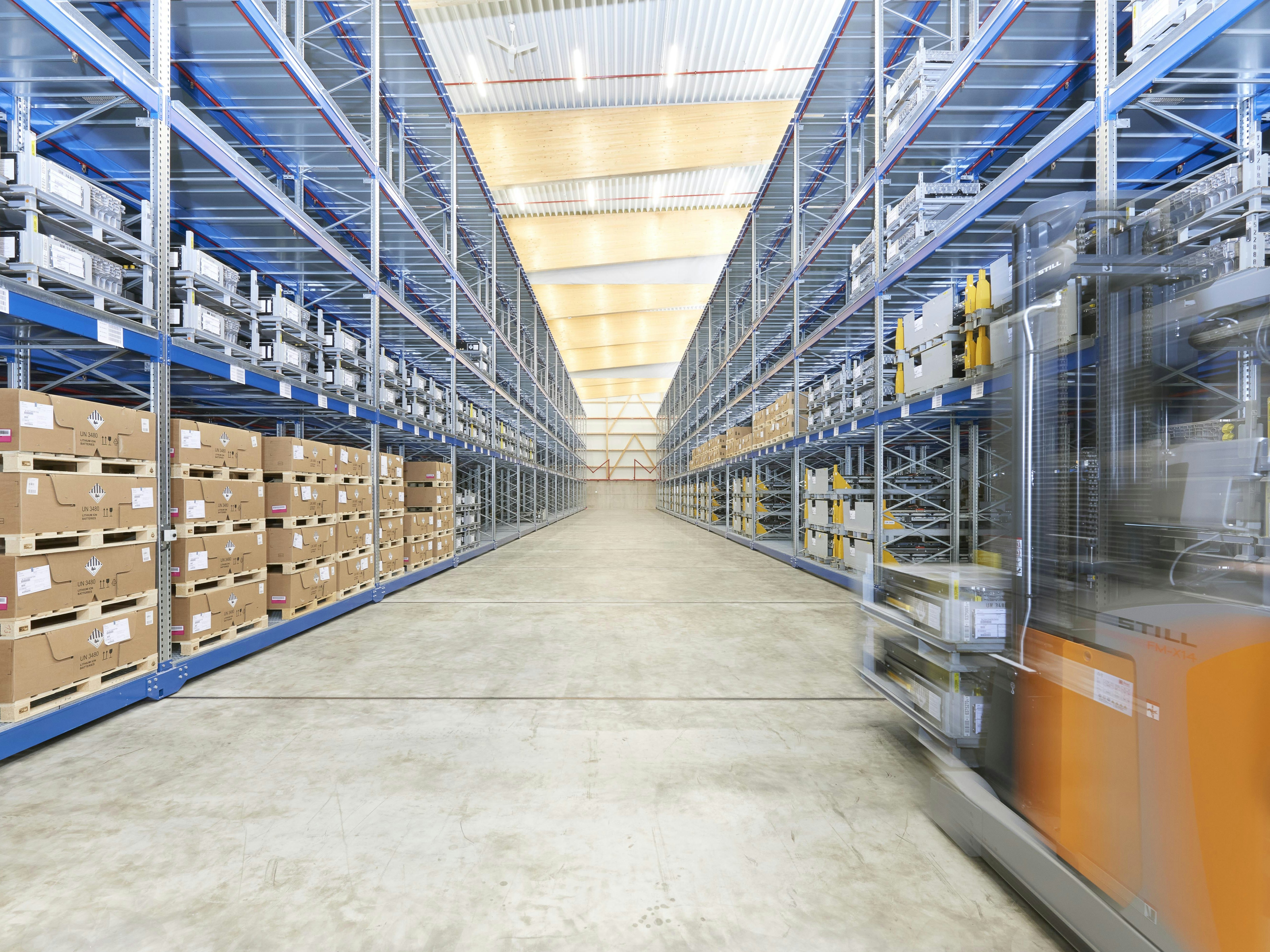 Flurförderzeug in Fahrt zwischen zwei Palettenregalen von BITO