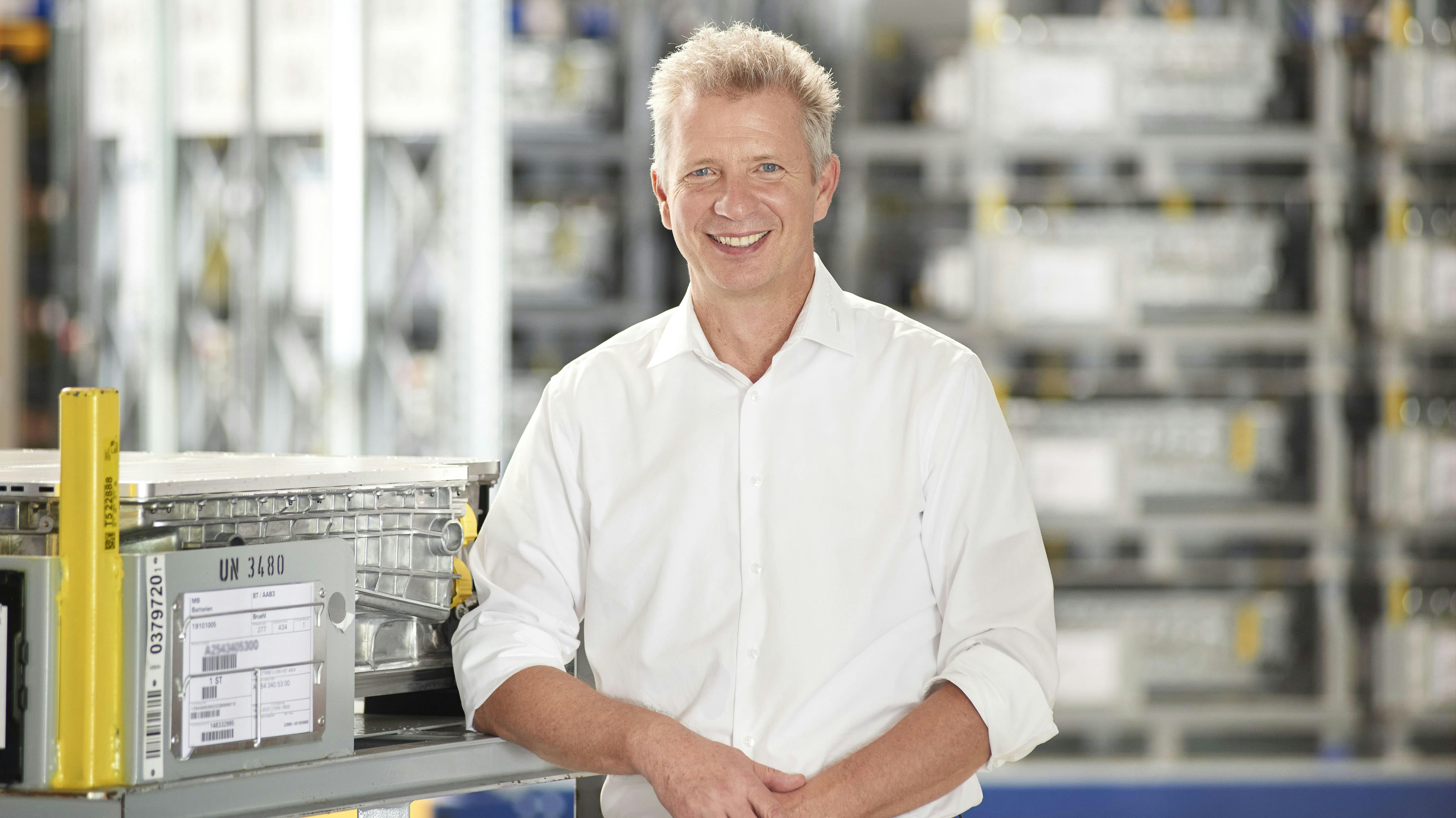 Sascha Weniger, Geschäftsführer Schmitt Logistik GmbH Mann vor einem Regal