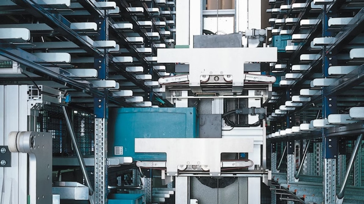 shuttle zet bak in bakkenmagazijn