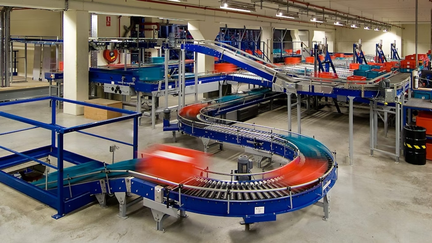 geautomatiseerd magazijn met transpordbandsysteem