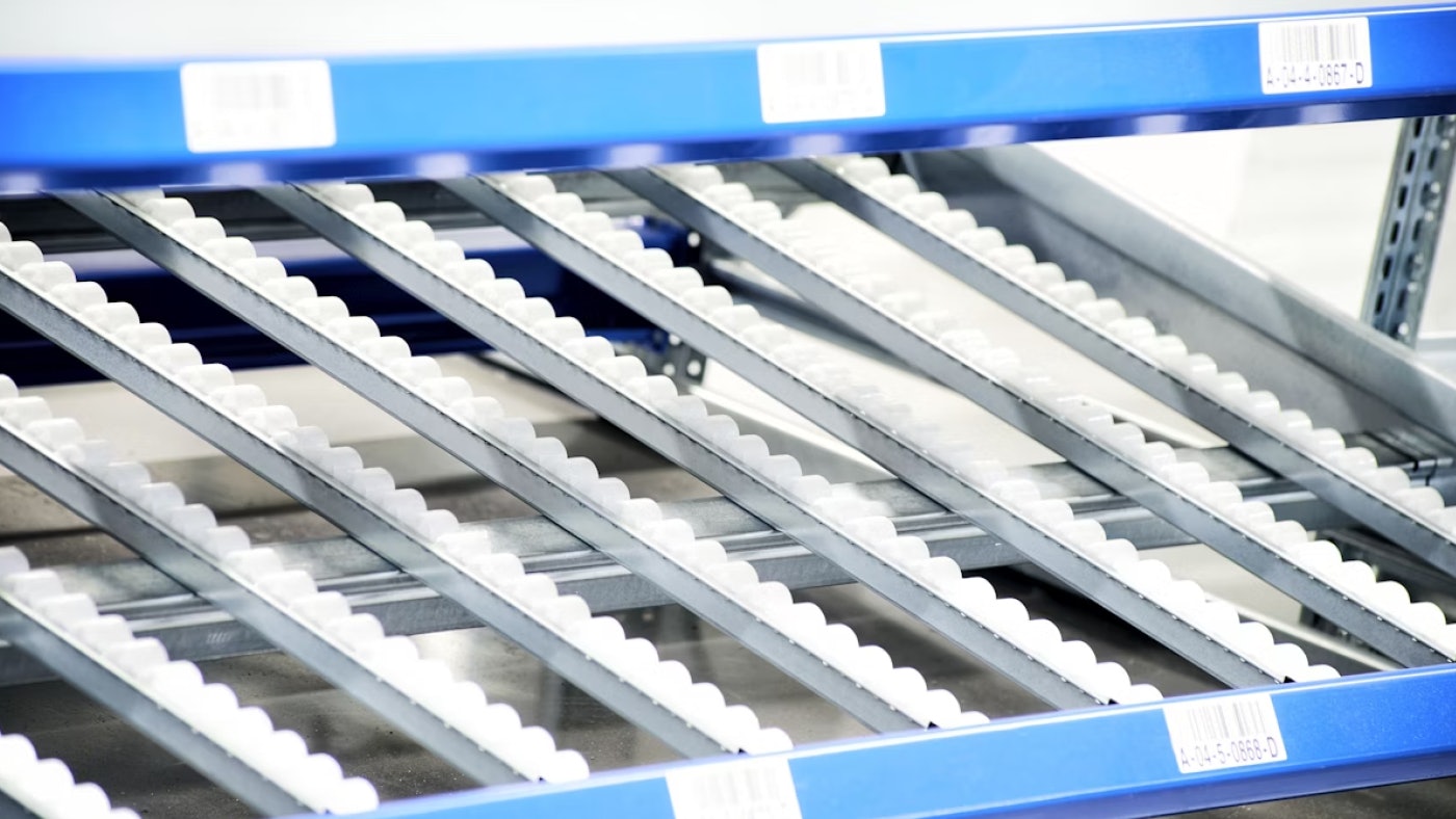 close up van doorrolwieltjes in een doorrolstelling voor kleingoed