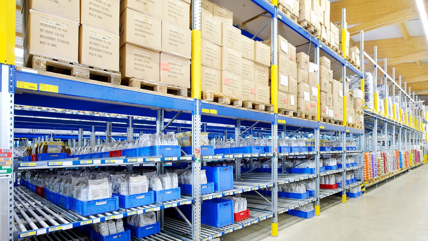 een omgebouwde palletstelling met op grondniveau doorrolstellingen voor bakken met veel SKU's