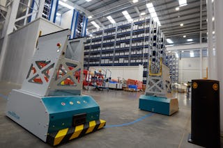 Een AGV magazijnrobot brengt en haalt goederen