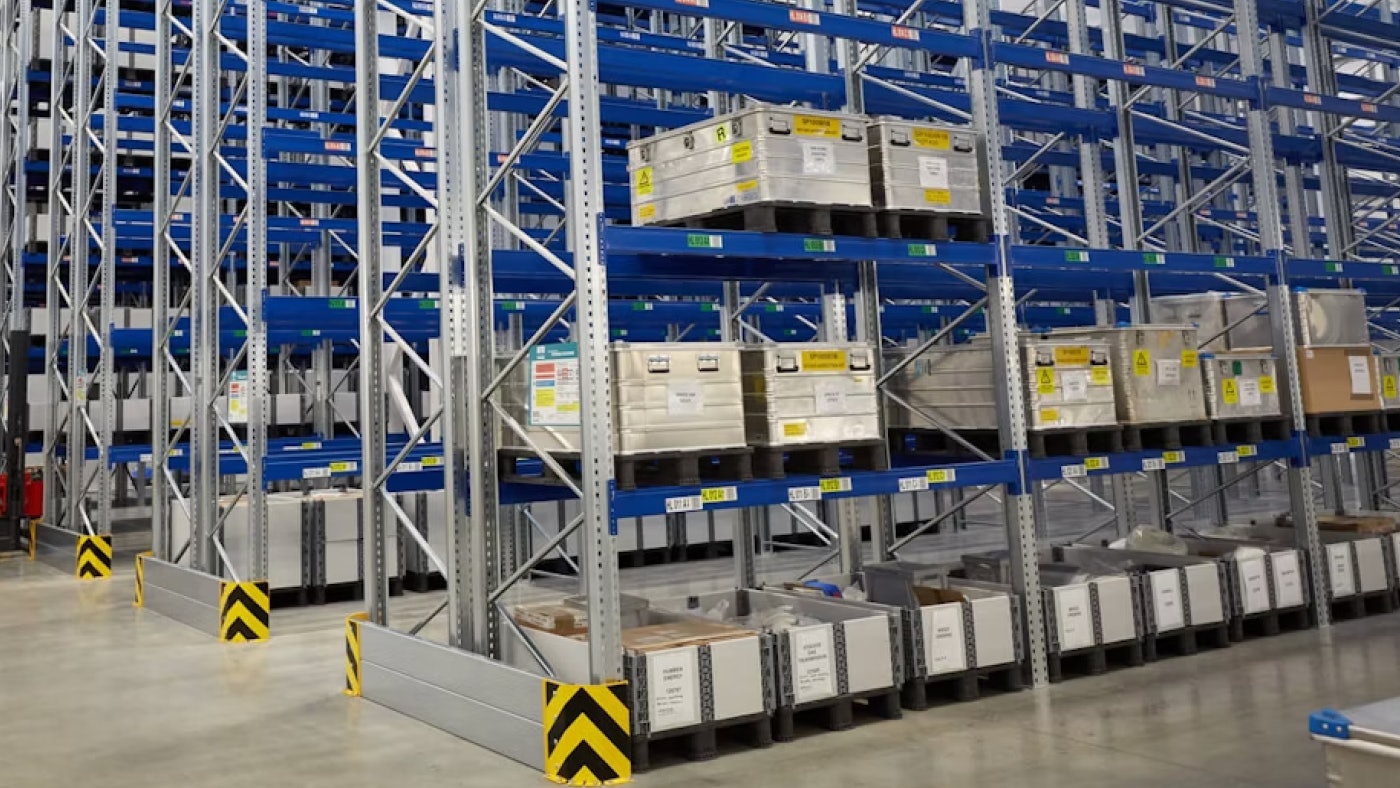 Palletstellingen met zeer smalle gangen.