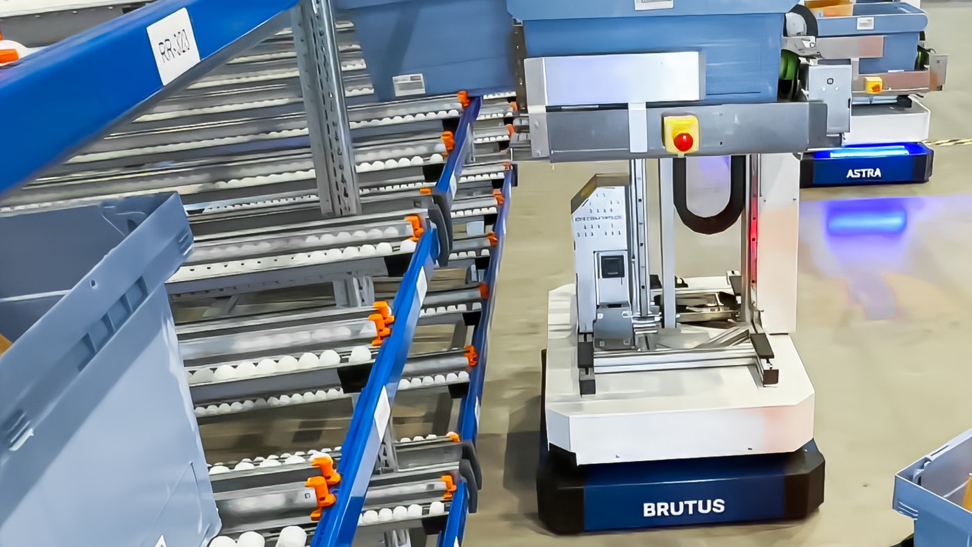 Autonome mobiele robot, een AMR dus, vervoert pallets of dozen in een magazijn en gebruikt hiervoor AI en sensoren.