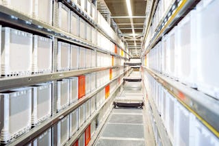 shuttle voor bakken beweegt in geautomatiseerde bakkenmagazijnen