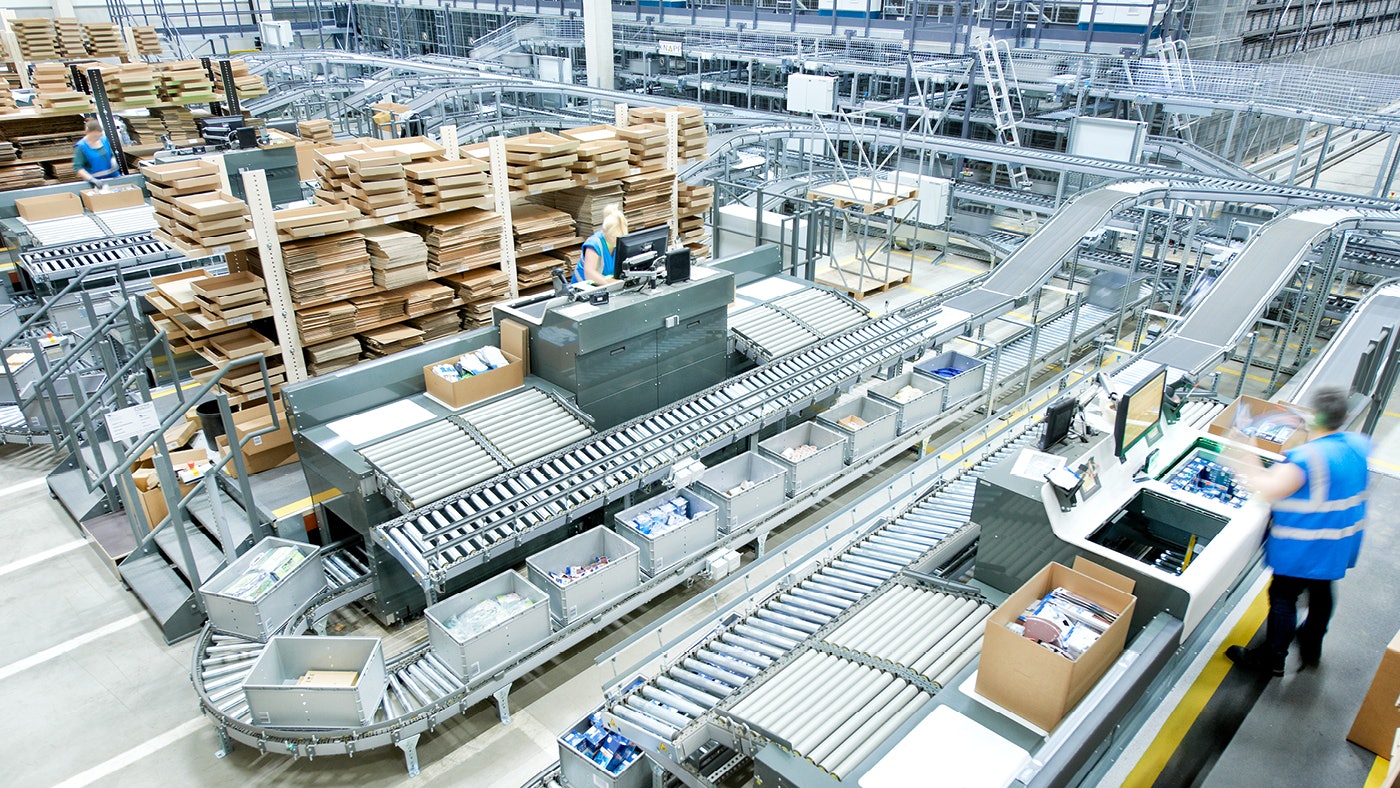 Systeembakken in actie op een conveyor van een geautomatiseerd magazijn.