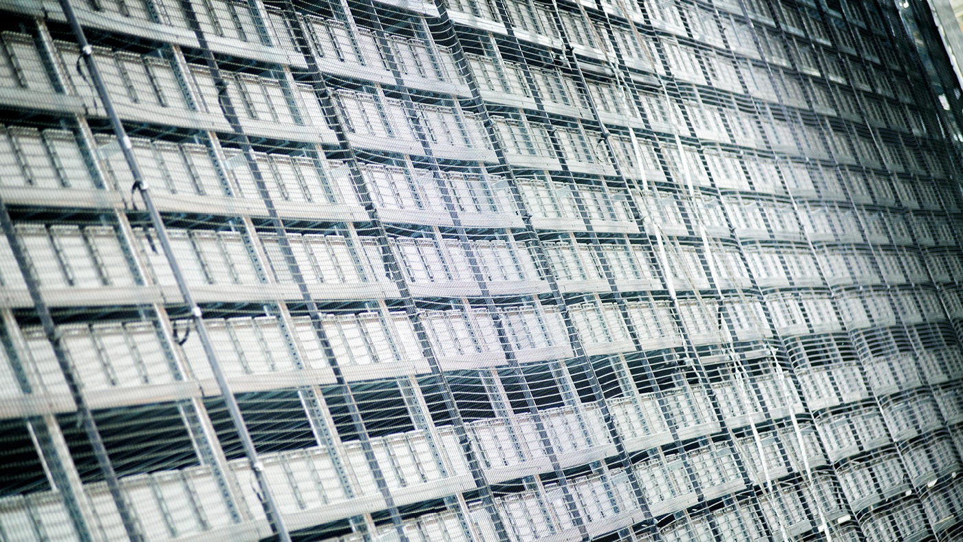 Foto van een bakkenmagazijn aan de buitenzijde.