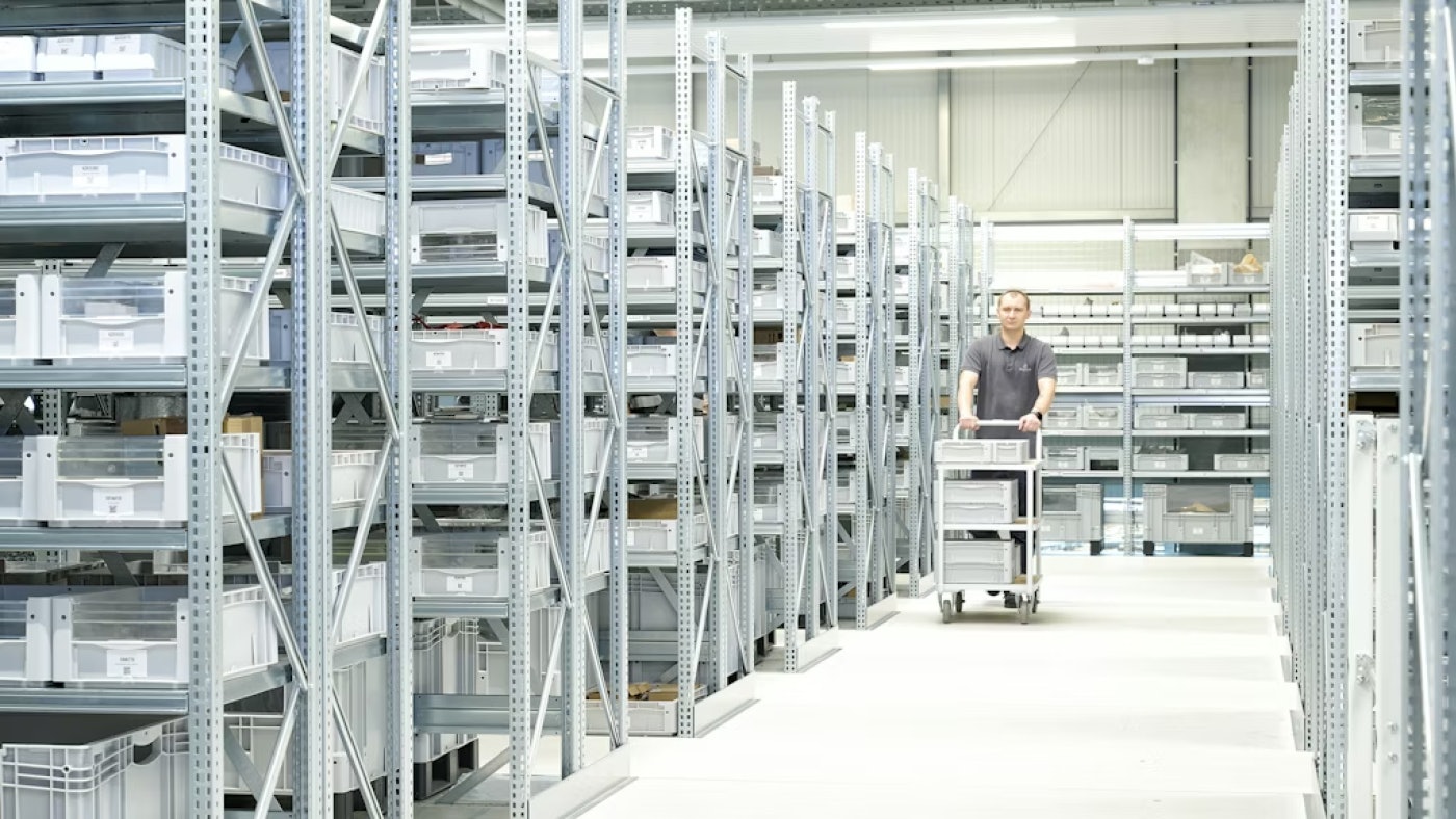 De foto toont legbordstellingen met pickbakjes en netjes geordend.