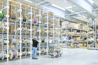 De foto toont magazijnrekken die op maat gemaakt zijn voor bobijnen.