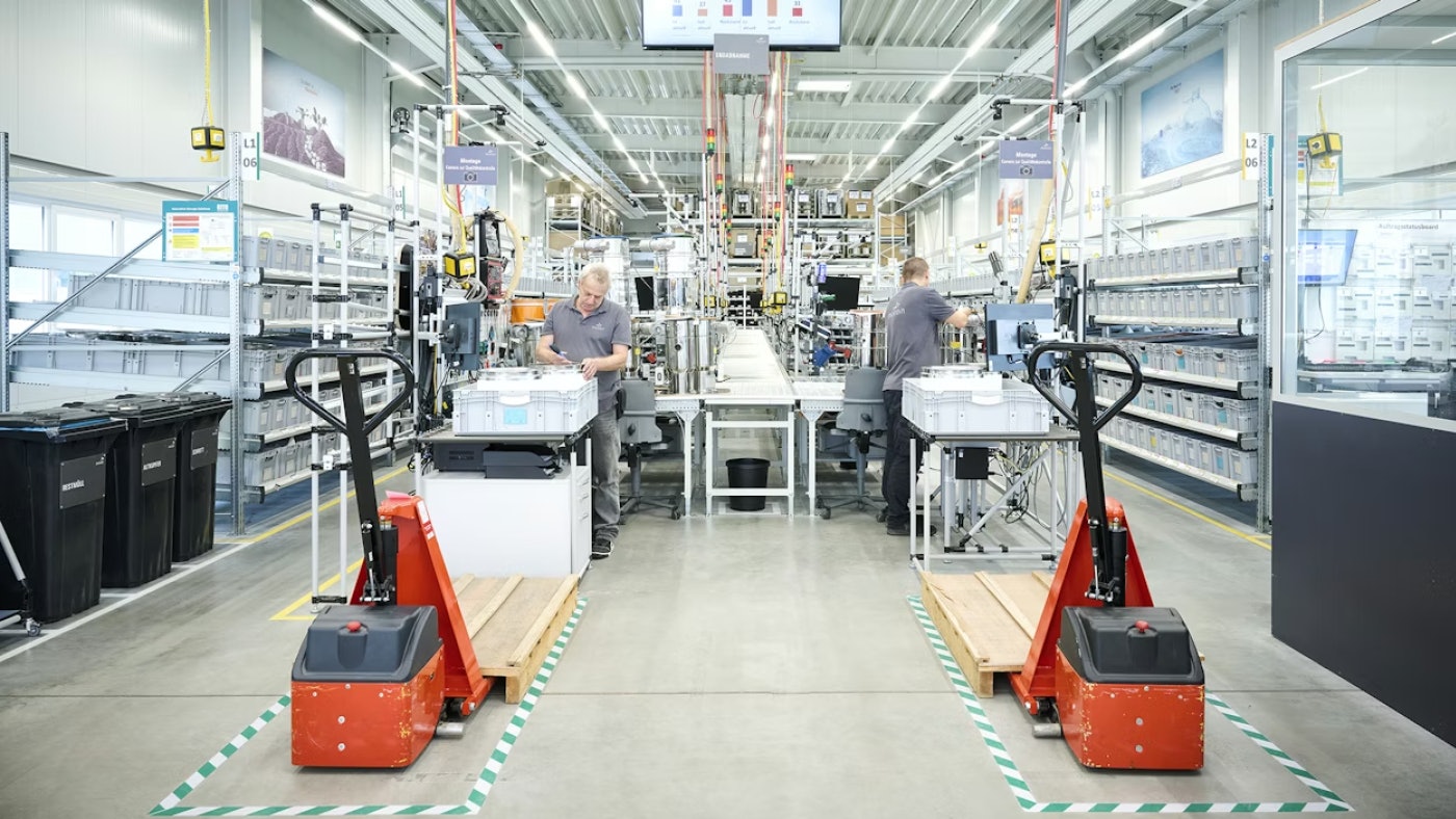 De foto toont een assemblage post bij Motan. Netjes op orde met BITO opslagoplossingen.